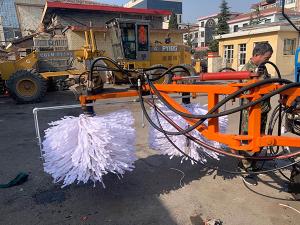 2020年11月11日山西省晉中市昔陽(yáng)縣公路管理段與河南都市機(jī)械設(shè)備有限公司合作，在宋段長(zhǎng)王隊(duì)長(zhǎng)凌師傅的精心安排指導(dǎo)下與喬主任祝師傅的積極努力，成功研制出了加寬雙護(hù)欄板600mm護(hù)欄清洗機(jī)